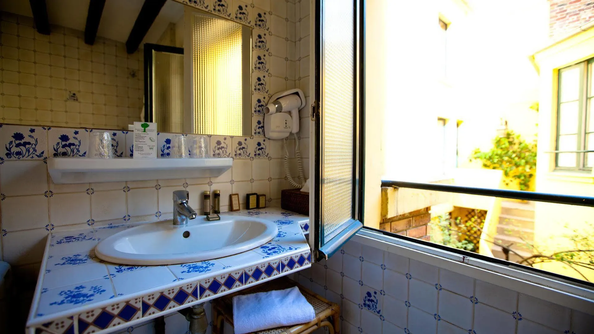 De La Tulipe Hotel 3*